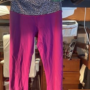 reversible lulu lemon leggings, black and magenta, size 4